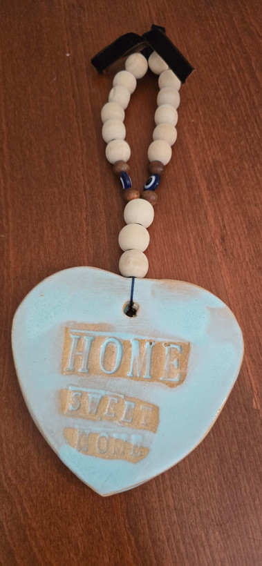 آویز سرامیکی قلبی «HOME SWEET HOME» با مهرههای چوبی و چشمزخم